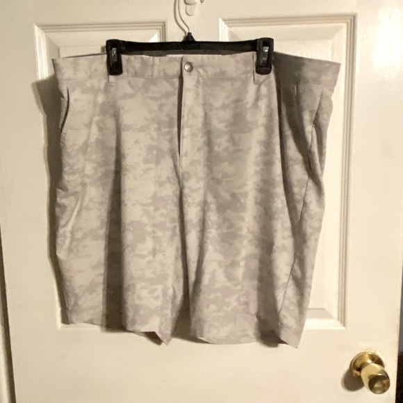 EUC Men’s Adidas Shorts SZ 42 waist Light gray camouflage - Picture 1 of 4